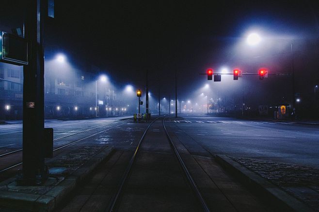路面公路道路马路红绿灯轨道夜晚城市路灯