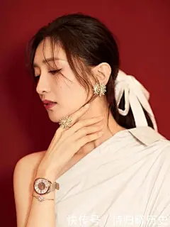 江疏影自称“全班最丑”，爆出唯一一张大学合照，网友直呼：神仙班级