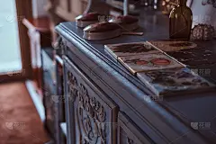 一个古董书架上手绘瓷砖的特写照片。