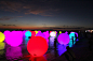 teamLab Ball on the Sea | teamLab : 浮游在海面上的光之球体会合着音乐一起改变颜色。