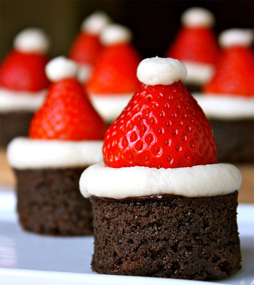 草莓。大爱...像圣诞的小帽子