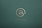 Boteaga Identity Design : Boteaga為開設於美國洛杉磯的茶飲專賣店，堅持使用高品質原葉沖泡，並選用各產區的名種茶葉為原料，讓飲品能夠有更加細緻豐富的層次，以期成為成為茶飲店中的精品品牌。Logo發想自茶葉於水中沖泡時的漂浮樣態，並將味覺的「回甘」視覺化，繚繞內旋的線條猶如茶韻回甘層層堆疊，由外向內轉變成字首字母「B」的抽象造型，以茶葉為心，代表著對於使用原葉的品質要求，搭配簡潔幾何的英文標準字，呈現精品的時尚質感。