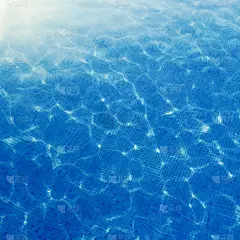 游泳池的水。水波纹。太阳反射背景。