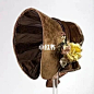 说说古董帽子 : 从1810 年代到 1860 年代中期，这种类型的时装帽子风靡整个欧洲。这些帽子是无檐帽和有檐帽子的组合。 使得帽子既有宽阔的视野，又可以很好地保护脸部免受风吹和不必要的窥探，并且还有一个整洁的小冠状