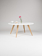 White round coffee table, with solid oak legs, scandinavian design : The design of this coffee table combines the classic white with the warmth of solid wood. The table top has been finished with a mat protective varnish; the special formula is characteri