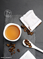 蒲公英长的好看，同时也有药用价值。根茶主要是由蒲公英的根制成的茶。可泡水喝。具有很好的降火作用，对治疗慢性咽炎也是非常好的。