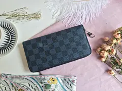服饰系列实景驴家长款拉链钱包 男女同款细节场景图YTXS_126 驴家长款拉链钱包 男女同款_IMG_5431