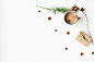 圣诞。杯咖啡，落叶松枝，肉桂棒，茴香星
