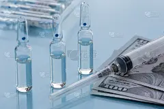 三个壶腹，注射疫苗的注射器和纸钱。药品概念保险，药价高。