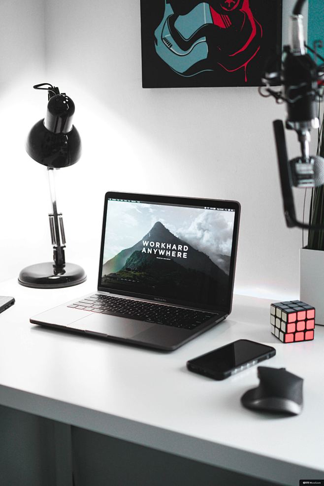 MacBook 桌子 Pro 笔记本电脑...