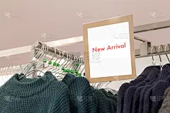时尚服装店的价格标识展示