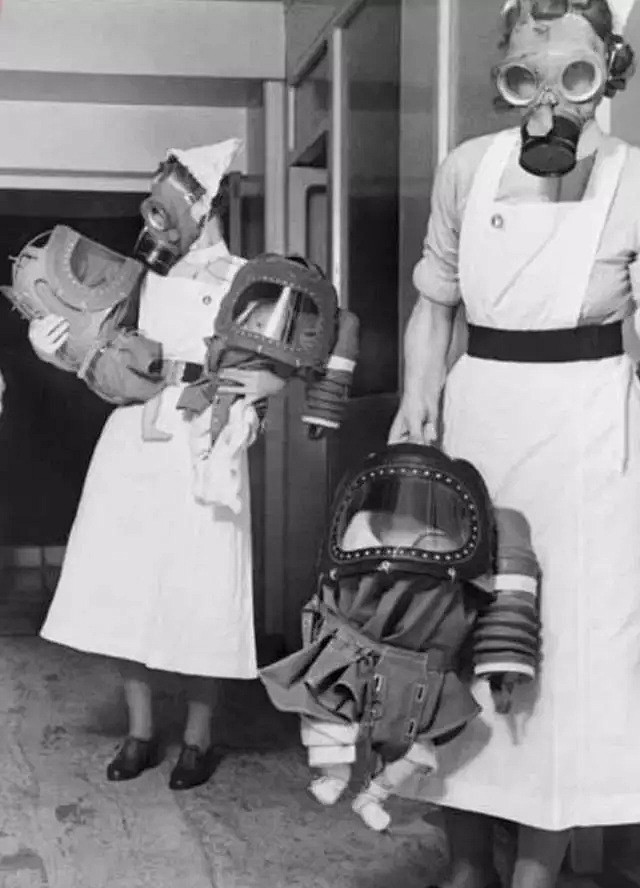 1940年英国一家医院
护士们拿着给婴儿...