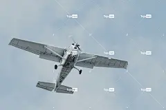 白天白色飞机在天空中飞行
