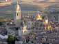 La-catedral-de-Segovia-desde-el-aire - 塞哥维亚主教座堂 - 维基百科，自由的百科全书