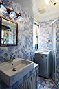 卫生间蓝白交叉的瓷砖仿若童话般一样，洗衣机也设置在卫生间内。_蓝与白共同演绎的清新地中海两居