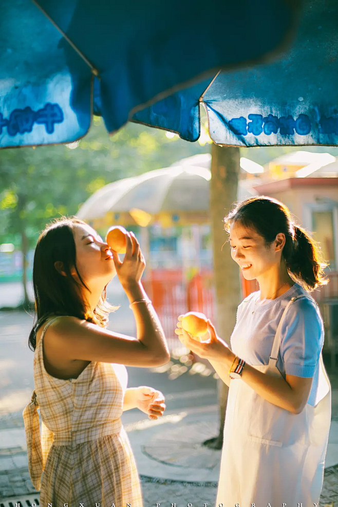 我亲爱的高中女同学们 

摄影：洪小漩 ...