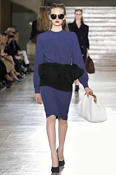 “成熟”少女恋上摩登古典美！缪缪 (Miu Miu) 2011秋冬女装秀大图+视频，海报网邀你畅游2011秋冬巴黎时装周！