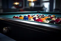 聚会放松地打台球摄影图片