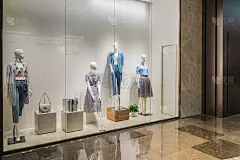 现代时装店的人体模型和女人的衣服