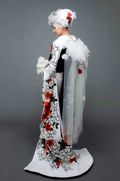 日式和服与西式婚纱的混合设计，传统的日式...