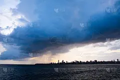 孟买阿拉伯海季风云和强降雨。