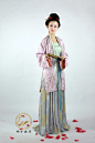 【锦瑟衣庄】大宋典雅织锦褙子襦裙——兮清霜 
形制：宋明时期 褙子襦裙

选料：仿丝提花棉褙子 仿丝织金暗花绸襦裙 纯棉抹胸

首饰提供：花月砂/半剪月 模特：猫尾

褙子是汉服款式的一种,对襟,两侧从腋下起不缝合,多罩在其他衣服外面穿着。在宋、明时最为盛行。不施袗钮，腰间用勒帛系束，男女均可服用。后世多有沿革。 “《宋史·舆服志》云，妇人大衣长裙、女子在室者及众妾皆褙子。”款式穿着时庄重自然。娉婷婉约，美不胜收，长裙与褙子相配一体，高雅不浅俗尽显大宋女子风范。
