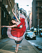 喧嚣中的优雅，纽约街头的芭蕾舞者。 | 摄影师Omar Roble ​​​​