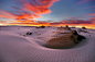 White Sands National Monument的日出，还未风化的石头静处在白沙堆里，看着天上的红霞，见证着时间的流逝