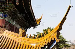 在历史悠久的佛教金山寺，屋顶上有陶艺雕像或沿着大雄宝殿或大殿的山脊线行走的野兽