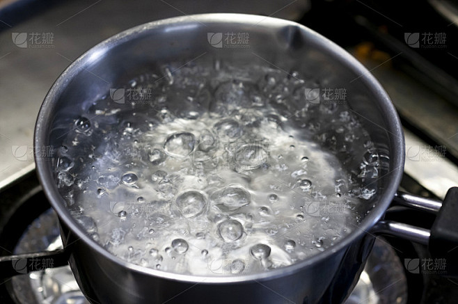 厨房不锈钢锅里的开水