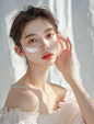 xinmeitisheji_a_woman_in_a_white_dress_with_a_face_cream_in_a_w_457c8f39-aebf-46dd-900a-f1a01fc1c966