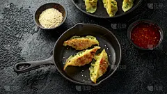 蒸炒烧日式煎饺，用铁锅煮，平底锅里撒上甜辣酱和芝麻