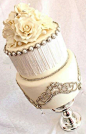 精美华丽的手工翻糖蛋糕，加上闪亮的水晶钻饰质感的装饰极致奢华