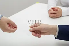 手持白色背景上的白色名片照片摄影图片