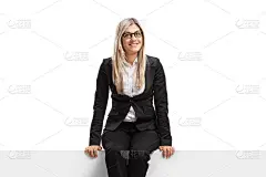 一个正式的妇女坐在一个小组中