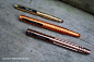 Американская компания Schrade специализируется на производстве олдскульных складных ножей. Следом за другими оружейными компаниями она включилась в гонку по производству тактических письменных принадлежностей. Ручки Schrade имеют схожий дизайн с продукцие