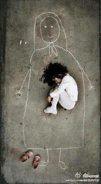 这是一个孤儿院的孩子，她在地板上画了个妈...