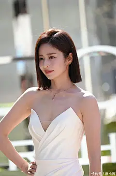 &lt;p&gt;这条白色连衣裙款式简单，再加上颖儿的发型看上去也比较干练，所以在搭配的时候结合上配饰会更时髦，所以颖儿结合了金项链还有金手链作为修饰，就让这身造型看上去更加完整，时髦度得到了提升。&lt;/p&gt;