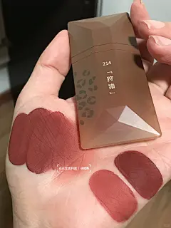 新品发❗️被野豹心机名片野到了！欲望复古高级感十足！ 哇哦好酷啊！！ 完美日记名片唇纱「野豹」金棕系列~ 棕系外壳+野豹豹身花纹 复古与野性的糅合 高级感真的要溢出来了！！！ 3个颜色都是黄皮好驾驭的口棕呜呜呜好绝 213狩猎 又拽又奶的生椰奶棕 高级感满满啊这个！ 上嘴真的吼吼看！色调调的也刚刚好~好驾驭！ 214狩猎 很妙的咖调红棕色！！一丢丢的咖棕调糅合着红棕调 显白有气场！黄皮本命色哇~ 215野心 复古感满满的枯叶橘棕色~像是干透的橘子皮色 秋冬涂它超有氛围感！ 216欲望 这个好野！！！✨一整