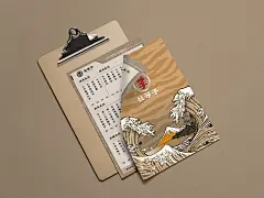 杜芳子古味茶鋪 | Visual Identity System : 「杜芳子」為品牌創辦人奶奶的本名，為了傳承她的好手藝，重現懷念的古早味，創辦了「杜芳子古味茶鋪」。品牌整體識別呈現台灣早期復古意象，主視覺致敬浮世繪風格，以葛飾北齋最著名的巨浪重現芳子奶奶的拿手絕活：珍珠奶茶海浪、茶凍山脈和燒仙草壁岩，形成一幅乘載傳統手藝及工藝的「食物風景畫」。並以海浪中藏入「虎紋」意象，藉此象徵屬虎的奶奶即是杜芳子的品牌精神。名片紙質特別挑選自然色且低飽和的棉絮紙，雙色對裱出層次，並在正面以打凹壓紋以刻畫主視覺圖騰，