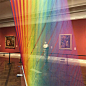 这是墨西哥艺术家 Gabriel Dawe 的建筑艺术。在他的概念中，线是构成建筑物最好的元素，所以，当他用两根木条把不同颜色的线架构起来，一个飘逸空灵的发光建筑诞生了！——而你已经完全看不到线的本身，只剩下彩虹的光与影，每移动一步，光影都会出现不同的效果