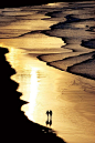 chasingrainbowsforever:

“Walking on the Beach with Sunset Light” ~ Photo by Pedro Felizardo on Getty Images
Source:  http://es.123rf.com/photo_10656388_silueta-de-una-pareja-caminando-por-la-playa-con-el-atardecer-la-luz.html
