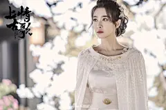 组图：《上古情歌》曝海报 黄晓明身披盔甲战后下落不明 : 《上古情歌》赤云、阿寞、晟仑三人身处虐恋纠葛中进退取舍。