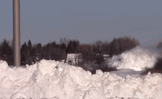 加拿大NB省，一列火车不畏大雪阻挡，在浓...