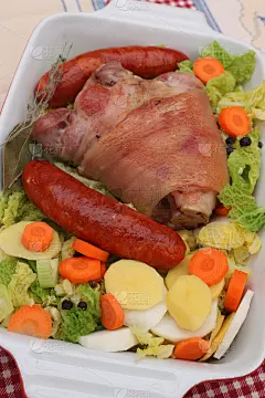 猪蹄和香肠炖肉