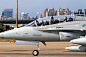 是韩国T-50。
这个细节实在太像F-16，图2是F-16的炮口，不同之处就是翘起个小挡板。我刚开始想半天为什么这个F-16的炮口要捏个挡板出来。
对比图3和图4，T-50的炮口太接近飞行员，估计开炮时怕晃瞎，加个挡板遮一下炮口焰。 ​​​​