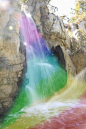 那瀑布，那阳光，那彩虹般的颜色，美得无法用语言诠释。