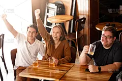 运动,啤酒,友谊,电视机,饮料,含酒精饮料,社交聚会,美式足球,全家福