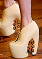 [这双鞋叫它“白色巧克力”--☆高跟鞋女王☆] Iris Van Herpen Couture  Shoes，荷兰先锋女设计师继续用鞋子表达建筑理念和人体工学，白巧克力般的质感很讨喜。