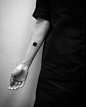 cuadro-negro-antebrazo-hombre-tatuajes-originales-pequeños-foto-blanco-negro